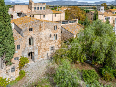 Exclusiva y majestuosa finca del Siglo XVI en Vilamacolum. Una propiedad señorial en venta en Alt Empordà.