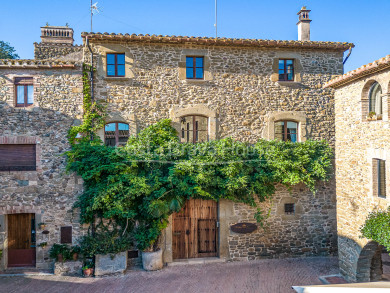 Exclusiva casa señorial con encanto y uso hotelero en el centro histórico de Monells, Baix Empordà