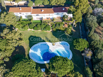 Exclusivo apartamento con terraza y piscina en la prestigiosa Aiguablava, Begur. A solo 600 m de la playa y el mar.