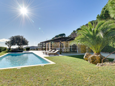 Découvrez cette villa exceptionnelle de luxe à Aiguablava, Begur. Intimité maximale dans une urbanisation exclusive.