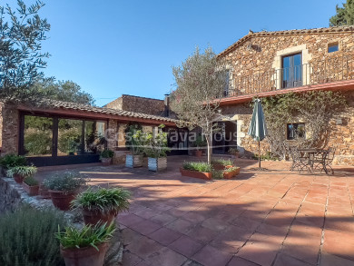 Acollidora casa de camp renovada amb gust en venda a Montràs