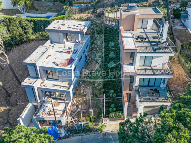 Casa en construcción a unos minutos del centro de Begur y de la playas de la Costa Brava. Lujo y eficiencia.