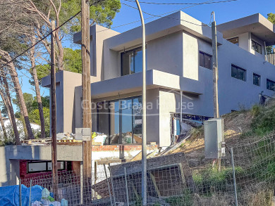 Maison en construction à quelques minutes du centre de Begur et des plages de la Costa Brava. Luxe et efficacité.