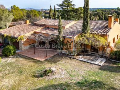 Magnífica finca rústica en venta en Cruilles, Baix Empordà, Girona: perfecta unión de tradición y modernidad