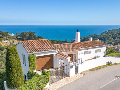 Exclusiva casa mediterránea en venta en Sa Riera, Begur, con vistas al mar y piscina