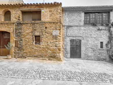 Casa històrica al cor de Peratallada per reformar, amb possibilitat d´establiment d´una botiga.