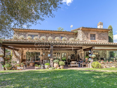 Masia de luxe a Cruïlles, Baix Empordà: Ampli jardí amb piscina. Encant rústic amb totes les comoditats modernes.