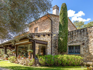 Lujosa masía en Cruilles, Baix Empordà: Amplio jardín con piscina. Encanto rústico con todas las comodidades modernas.