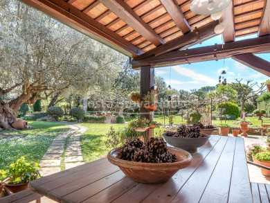 Lujosa masía en Cruilles, Baix Empordà: Amplio jardín con piscina. Encanto rústico con todas las comodidades modernas.