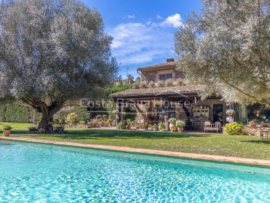 Lujosa masía en Cruilles, Baix Empordà: Amplio jardín con piscina. Encanto rústico con todas las comodidades modernas.