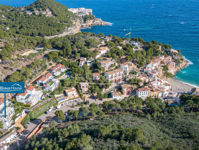 Dúplex de lujo en venta en Sa Tuna, Begur: Comodidad y vistas al mar con terraza exclusiva y garaje.