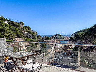 Duplex de luxe à vendre à Sa Tuna, Begur: Confort et vues sur la mer avec terrasse exclusive et garage.