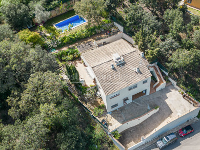 Villa contemporaine exclusive en vente à Begur avec jardin et piscine privée