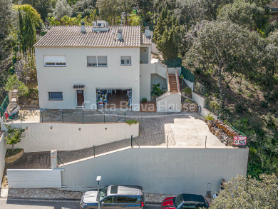 Exclusive contemporary villa for sale in Begur with garden and private pool