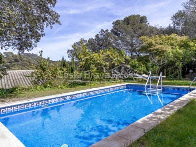 Exclusive contemporary villa for sale in Begur with garden and private pool