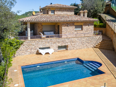 Casa con jardín y piscina en venta en urbanización cercana a Begur