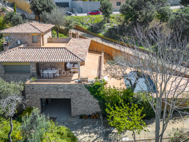 Casa con jardín y piscina en venta en urbanización cercana a Begur