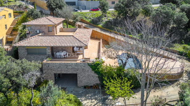 Casa con jardín y piscina en venta en urbanización cercana a Begur