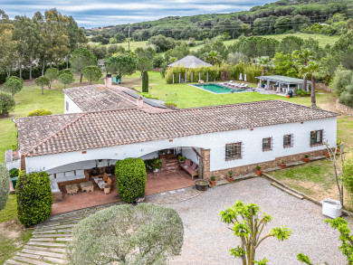 Finca luxosa de 2 hectàrees a la venda a Costa Brava amb piscina i jardins, amb potencial per a activitats eqüestres