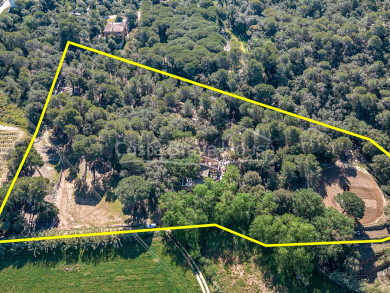 Finca de 2 hectàrees entre Esclanyà i Begur amb masia en construcció i entorn natural de gran bellesa.