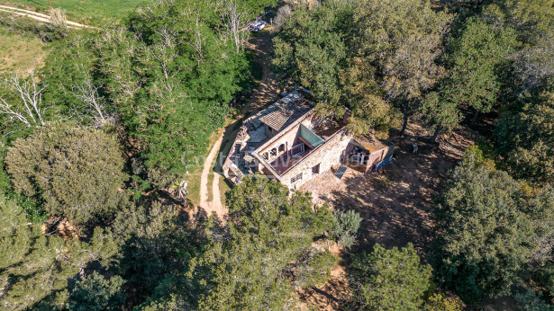 Finca en venda entre Esclanyà i Begur amb masia en construcció