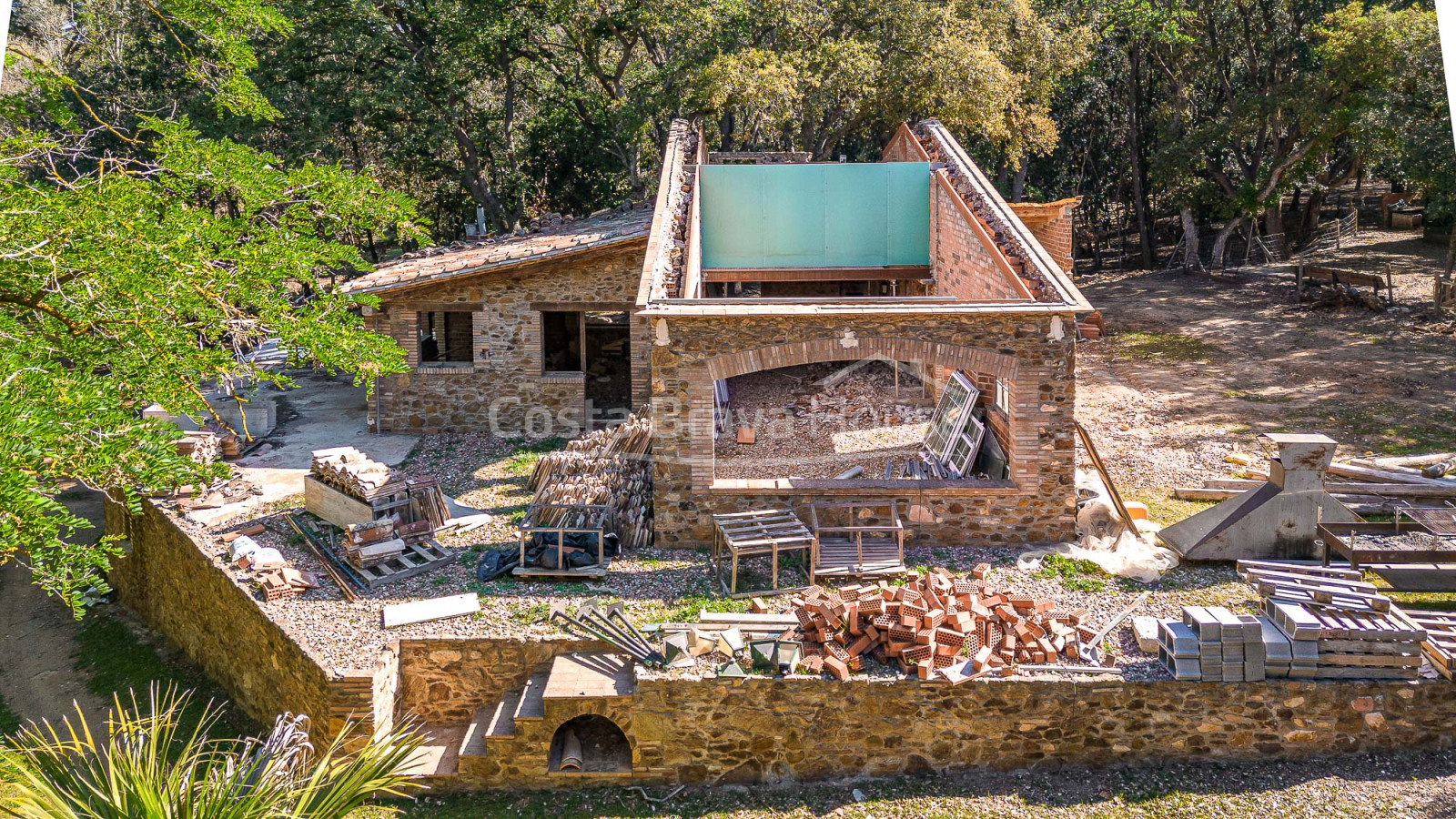 Estate for sale between Esclanyà and Begur with a masia under construction