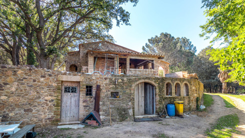 Finca en venda entre Esclanyà i Begur amb masia en construcció