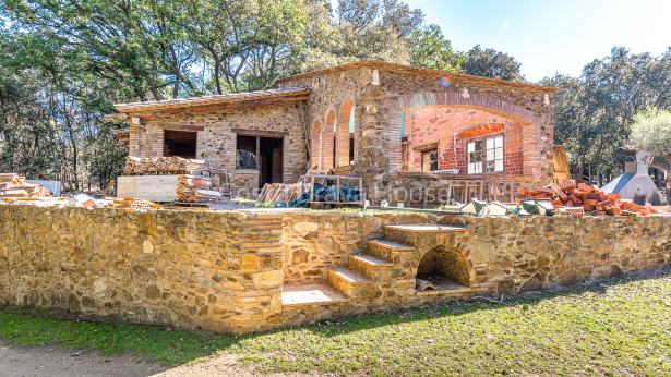 Finca en venda entre Esclanyà i Begur amb masia en construcció