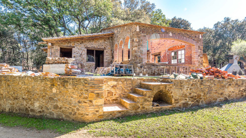 Propriété en vente entre Esclanyà et Begur avec masia en construction