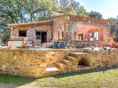 2-hectare estate between Esclanyà and Begur with a masia under construction and a beautiful natural setting.