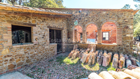 Finca en venda entre Esclanyà i Begur amb masia en construcció
