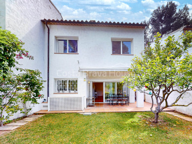 Encantadora casa adossada a Tamariu, a 15 min de la platja, amb jardí i piscina