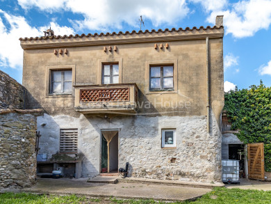 Casa de poble a Les Olives, Garrigoles, amb jardí i gran potencial de renovació