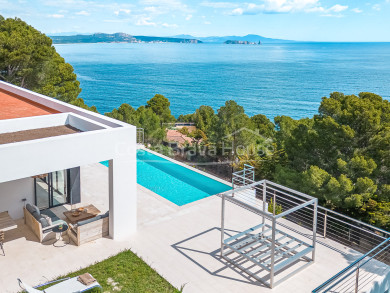 Espectacular villa contemporánea en Begur con vistas al mar, piscina desbordante y jardín privado