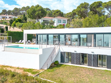 Espectacular villa contemporánea en Begur con vistas al mar, piscina desbordante y jardín privado