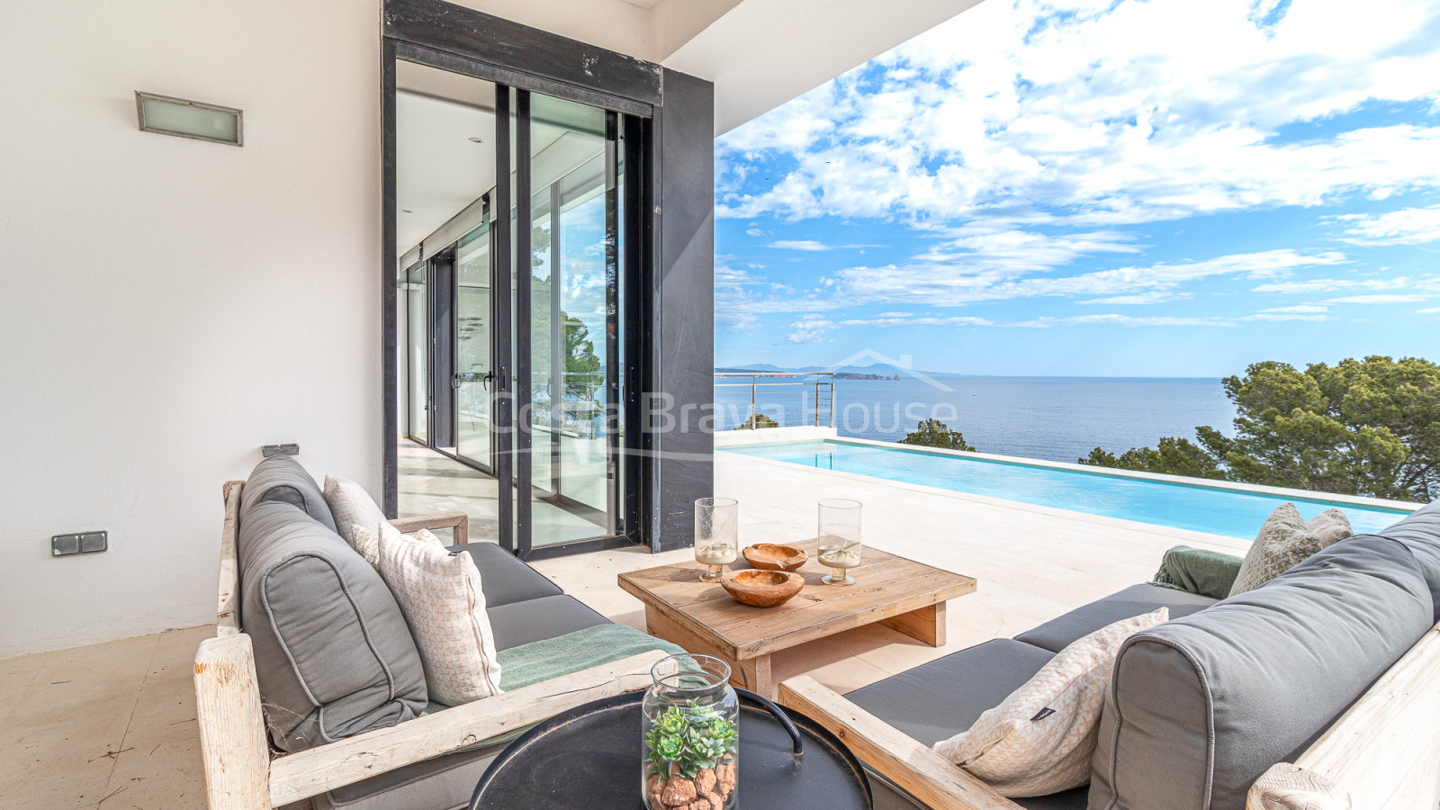 Villa contemporània a Begur amb vistes al mar i piscina