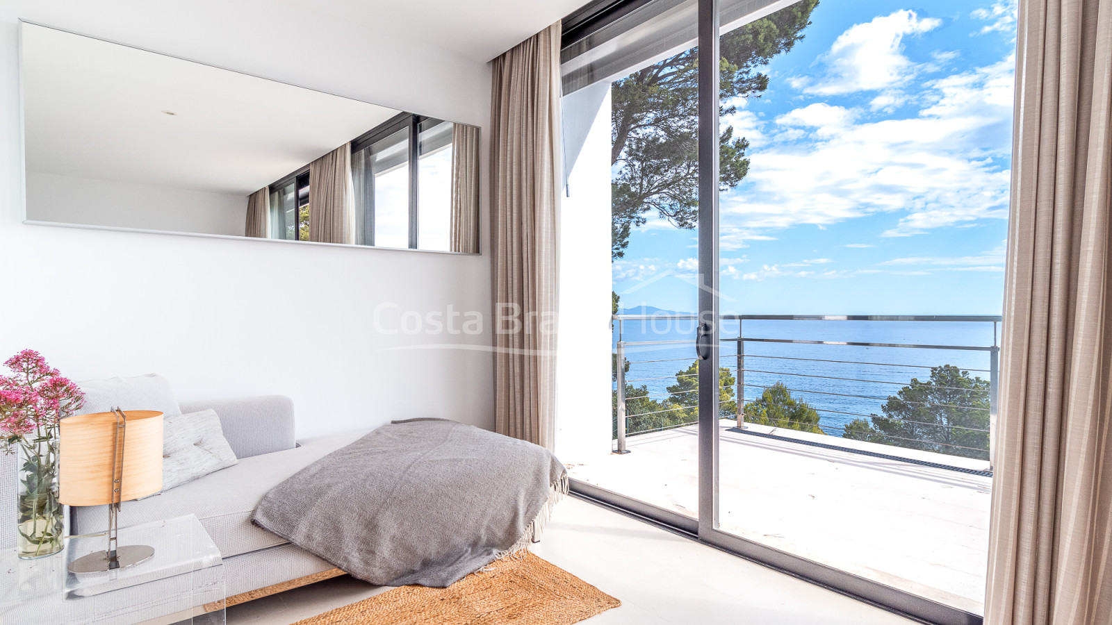 Villa contemporània a Begur amb vistes al mar i piscina