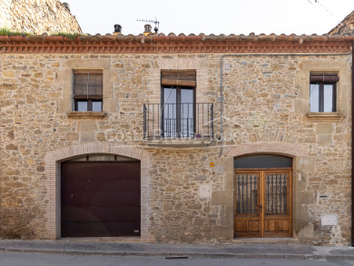 Casa de poble al nucli antic de Corçà amb jardí privat i àmplies possibilitats de reforma, en venda