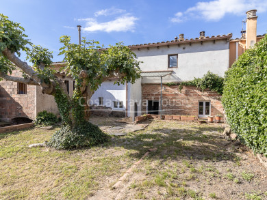 Casa de poble al nucli antic de Corçà amb jardí privat i àmplies possibilitats de reforma, en venda