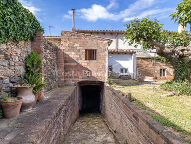 Casa de poble al nucli antic de Corçà amb jardí privat i àmplies possibilitats de reforma, en venda