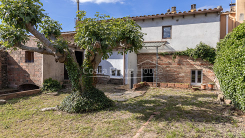 Casa de pueblo Corçà Baix Empordà jardín privado