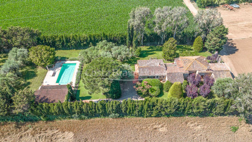 Casa de Campo Parlavà Baix Empordà Jardín y Piscina