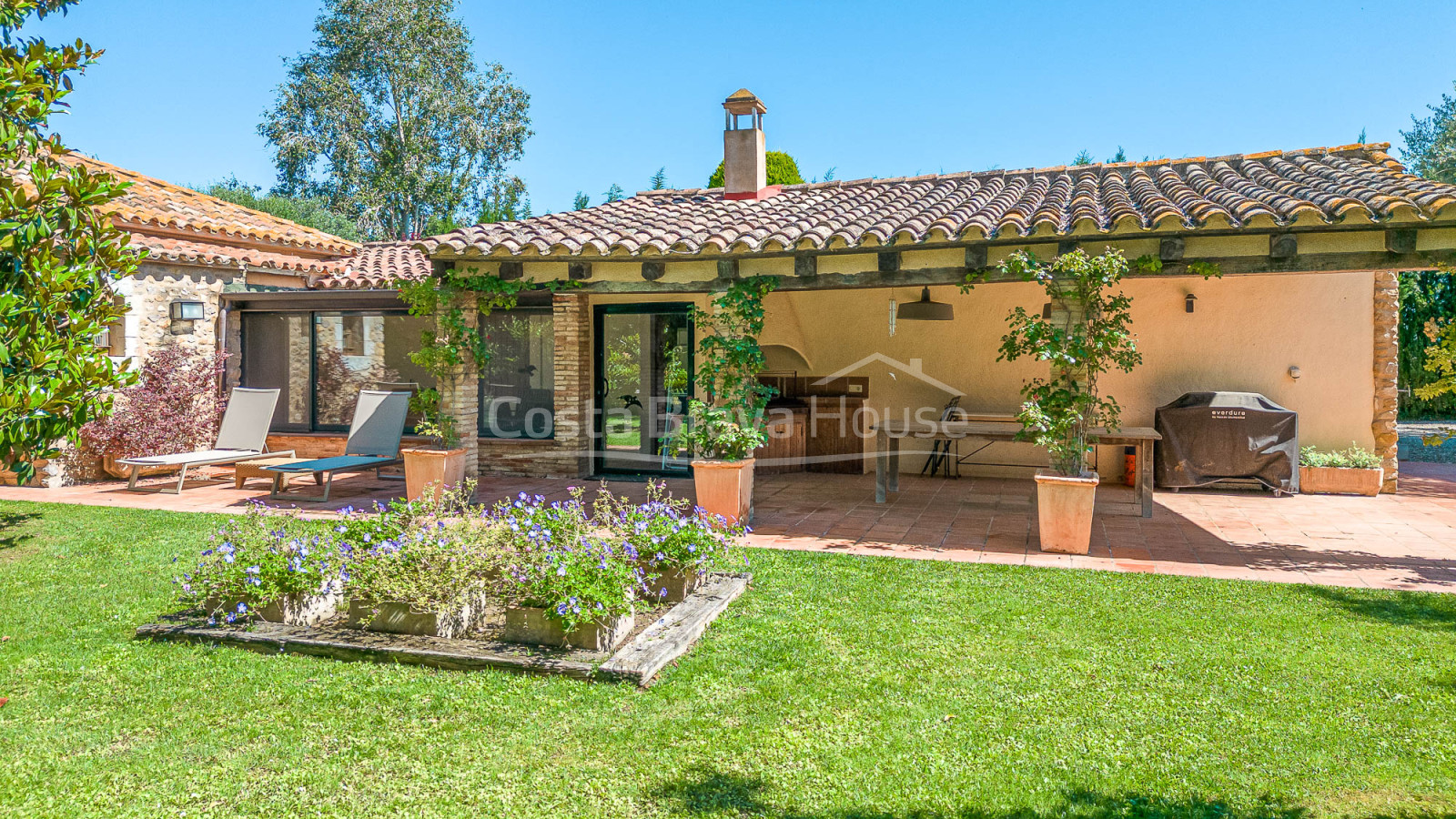 Country House Parlavà Baix Empordà Garden and Pool