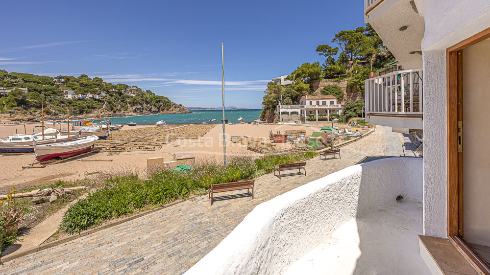 Casa primera línea playa reformada en Sa Riera, Begur, Costa Brava