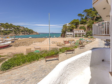 Casa a primera línia de mar a la platja Sa Riera de Begur. Reformada a estrenar amb acabats de luxe.