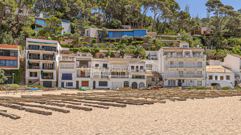 Casa primera línea playa reformada en Sa Riera, Begur, Costa Brava