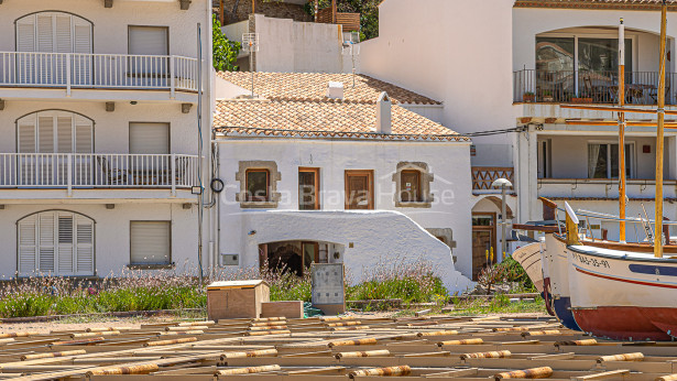 Casa primera línea playa reformada en Sa Riera, Begur, Costa Brava