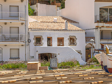 House on the seafront on the Sa Riera beach in Begur. Brand new renovated with luxury finishes