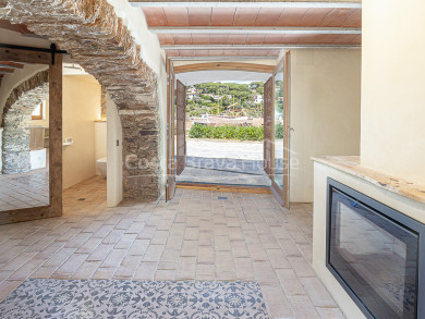 Maison en bord de mer sur la plage de Sa Riera à Begur. Refaite à neuf avec finitions de luxe.