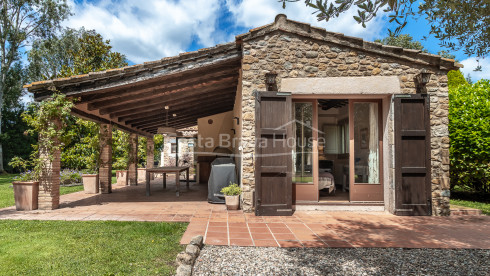 Casa de Camp Parlavà Baix Empordà Jardí i Piscina